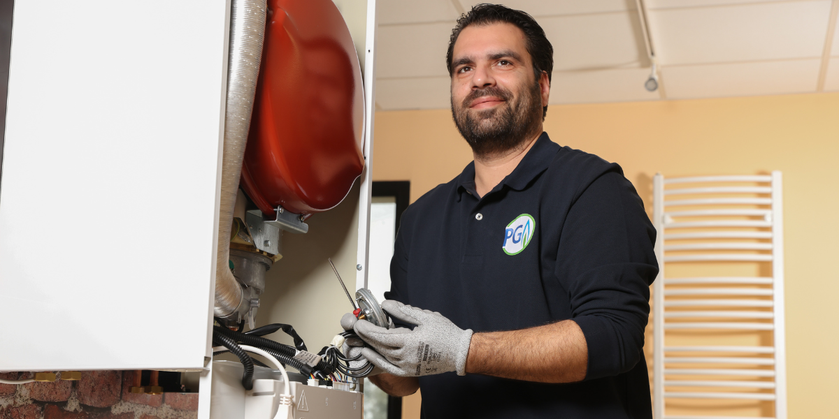 La norme d’entretien des chaudières intègre désormais les PAC hybrides et les conduits collectifs